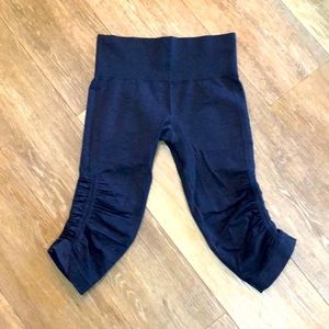 Lululemon size 6 slate blue workout pants